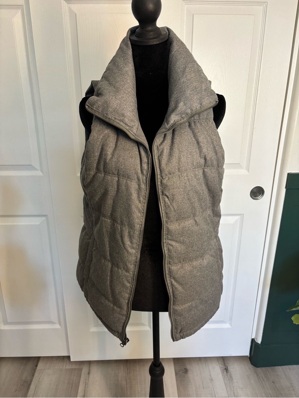 Old Navy Gray Quilted Puffer Vest Fleece Lined Zip Front Medium